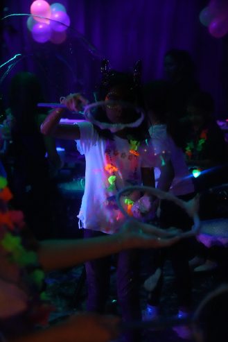 Niños con pintura fluorescente durante la fiesta