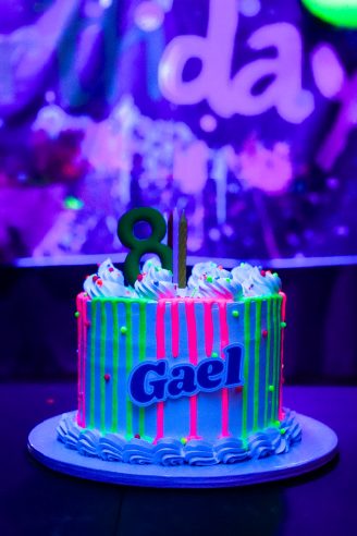 Pastel de cumpleaños con decoración neón
