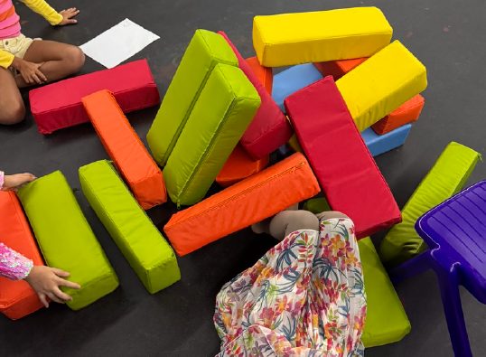 Niños jugando con bloques gigantes en la ludoteca